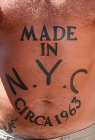 腹部黑色英文字母纹身图案