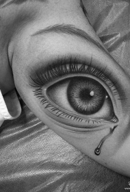 大臂写实眼睛黑灰纹身图案