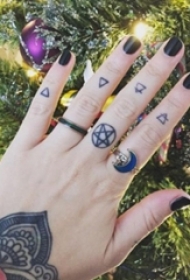 一组简单个性线条纹身创意符号纹身图案