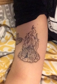 手臂上黑白灰风格点刺纹身几何元素纹身火焰纹身图片