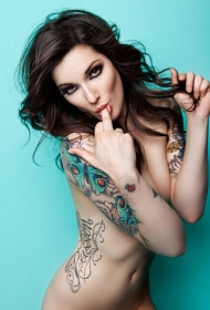 性感美女侧肋手臂的花体英文字和蝴蝶纹身图案