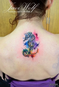 背部海马线条彩色泼墨纹身图案