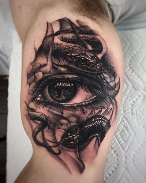手臂写实风格蛇与眼睛个性纹身图案