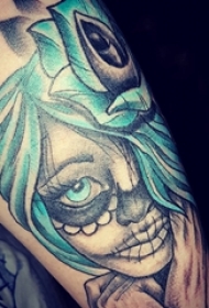 腿上天蓝色纹身点刺技巧人物肖像纹身图片