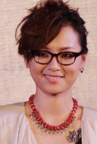 明星周笔畅胸前时尚纹身图案