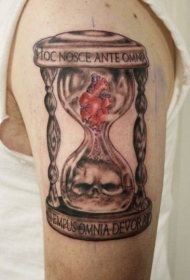 手臂上个性的骷髅沙漏纹身图案