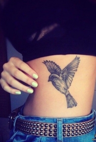 侧腰黑灰小鸟纹身图案