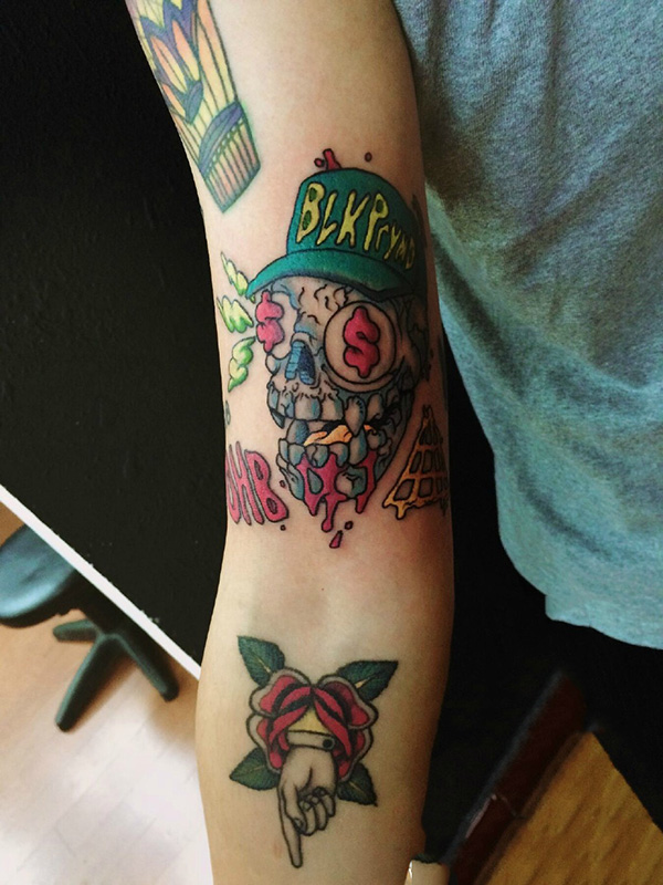 手臂见钱眼开的重口味骷髅纹身图案