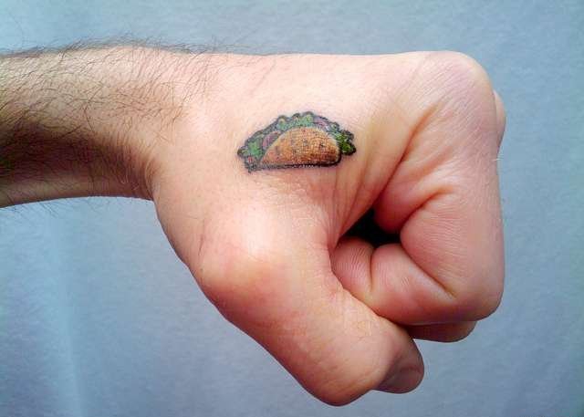 一组简单写实的美味食物纹身图案