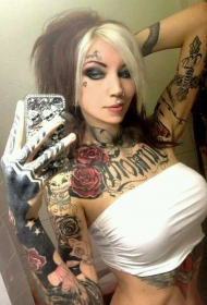 胸部漂亮的花体字母结合玫瑰花纹身图案