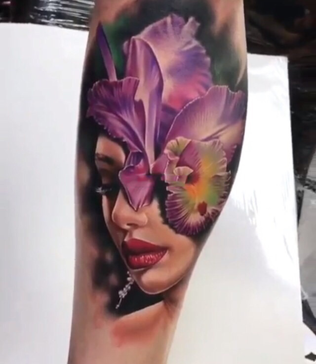 手臂鲜花与女郎肖像彩绘纹身图案