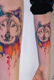 小臂点刺狼头泼墨彩绘纹身图案
