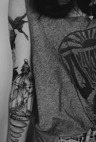 手臂金鱼鸟笼黑色点刺创意纹身图案