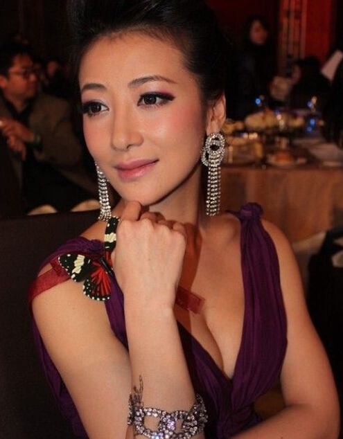 陈紫函手臂花蕊纹身图案