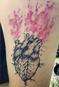 大腿心脏黑色点刺纹身图案