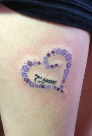 大腿处好看精巧的花卉心形纹身图案