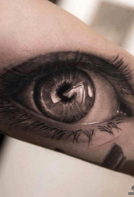 大臂写实逼真的黑灰欧美眼睛纹身图案