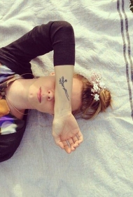 手腕处小巧漂亮的植物纹身图案