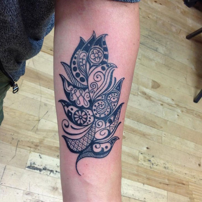 手臂帅气的部落图腾羽毛纹身图案