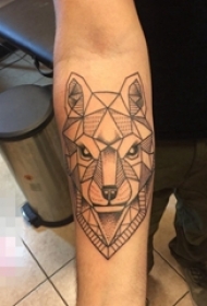 手臂黑白点刺几何简约线条狼动物纹身图片
