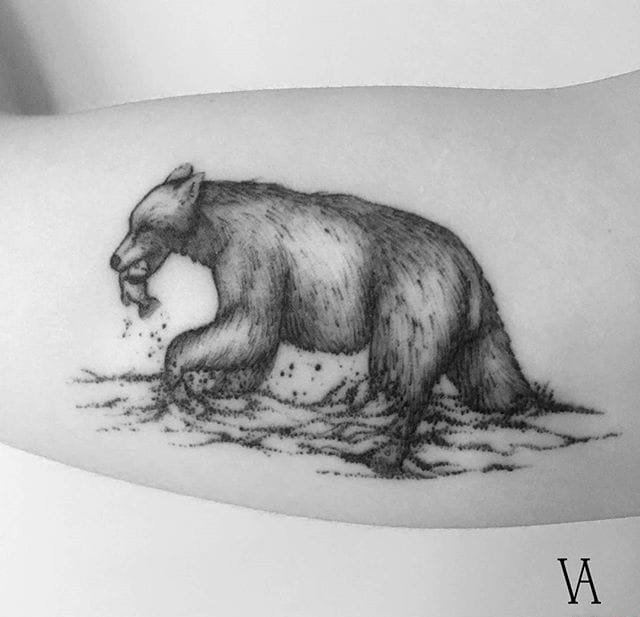 一组黑白风格的小动物纹身图案