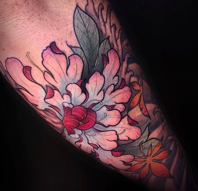 一组充满活力的野性花朵纹身和动物纹身图案