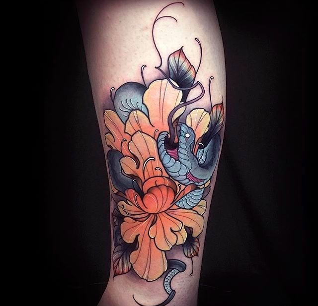 一组充满活力的野性花朵纹身和动物纹身图案