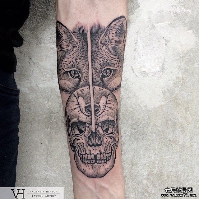 小臂点刺黑灰狼头骷髅纹身图案