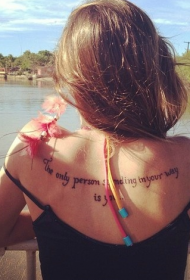 女生背部时尚的英文字母纹身图案