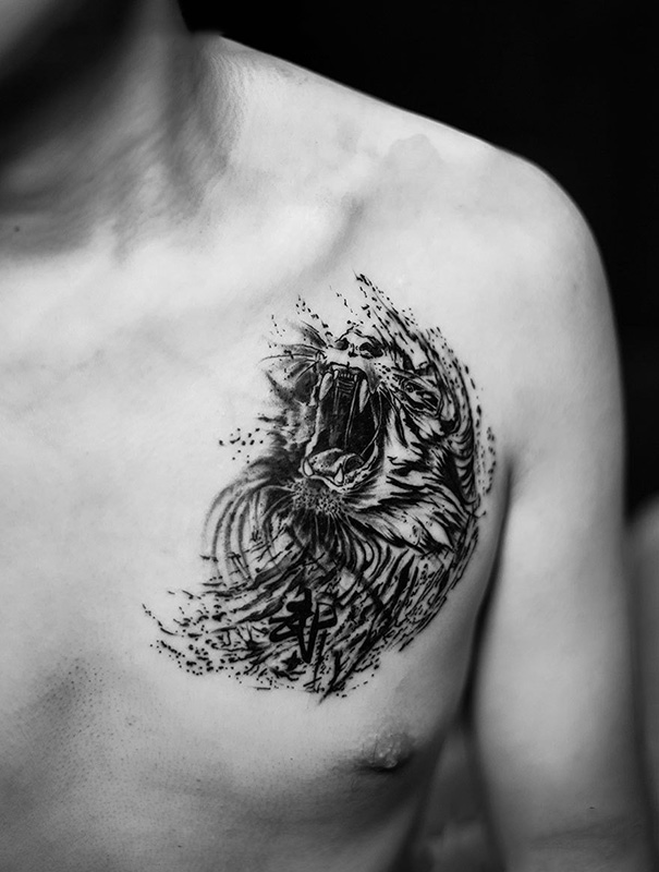 胸部泼墨震天怒吼的老虎纹身图案