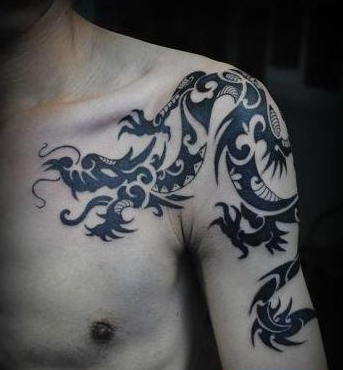 肩部霸气的图腾披肩龙纹身图案