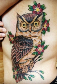 侧腰猫头鹰彩色花朵纹身图案