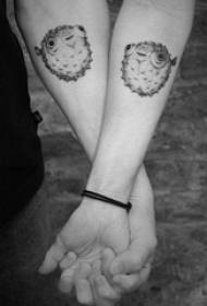 一组黑白风格的小动物纹身图案