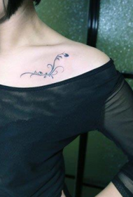 靓女锁骨处乖巧是的图腾藤蔓纹身图案