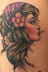 大腿上彩绘小清新植物花朵人物肖像纹身图片