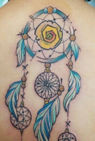 背部的彩绘捕梦网纹身图案