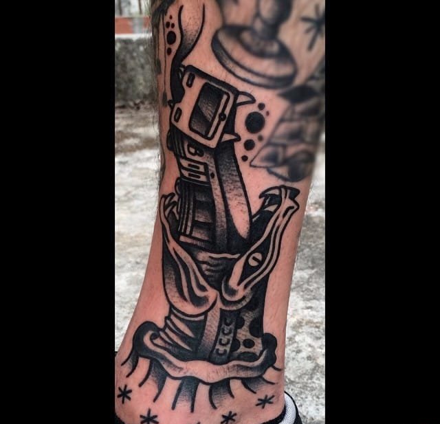 一组纹身黑白灰风格点刺技巧的火车纹身图案