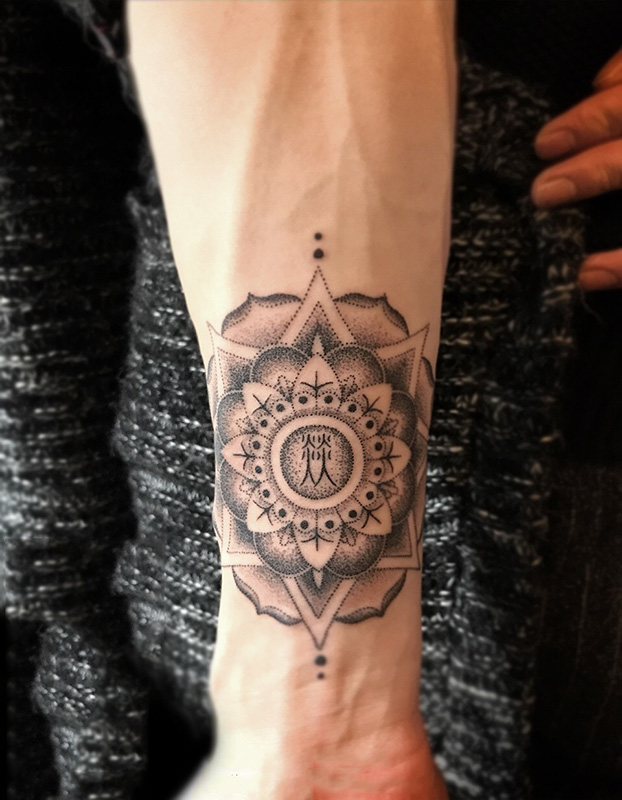 手臂梵花图腾点刺纹身图案