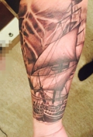 手臂黑白灰风格点刺技巧几何元素帆船纹身图片