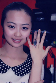 美女手指个性创意戒指纹身图案