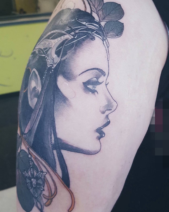 手臂上黑白灰风格点刺技巧植物素材叶子素材人物肖像纹身图片