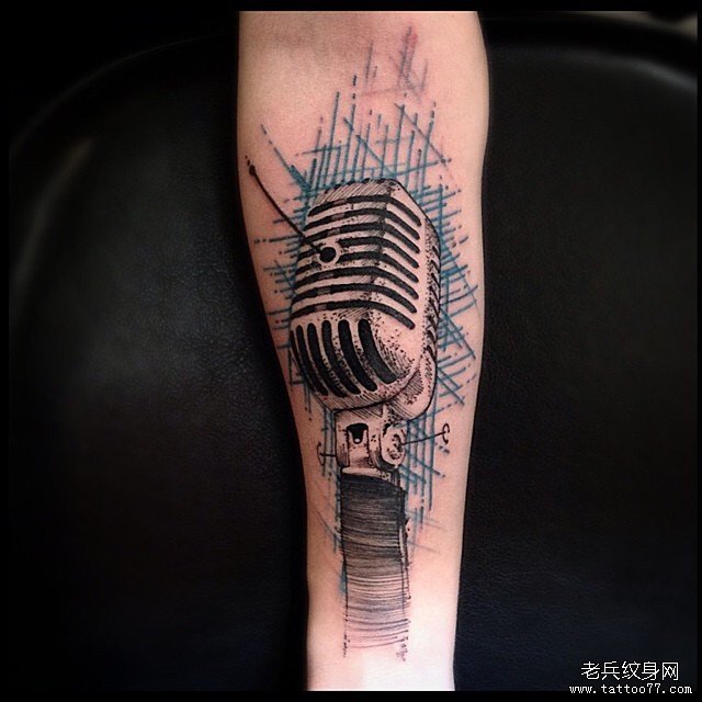 小臂麦克风欧美纹身图案