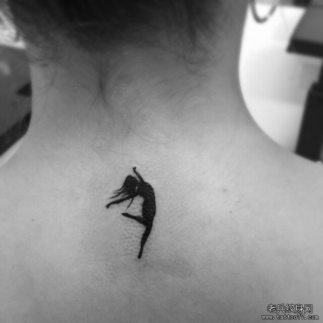 背部小清新舞女黑色纹身图案