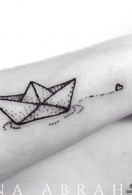 脚踝小清新点刺纸船纹身图案