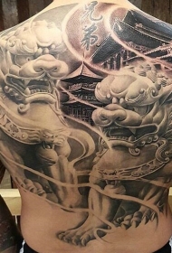 霸气的男性满背的福狮纹身