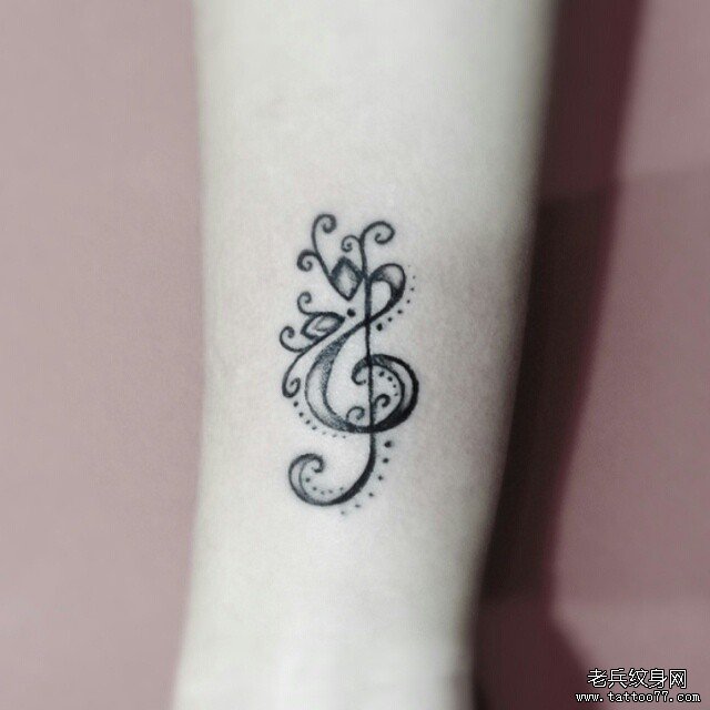 手臂小清新音符藤蔓纹身图案