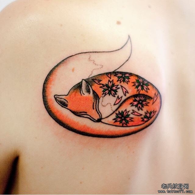 背部小清新狐狸彩色纹身图案