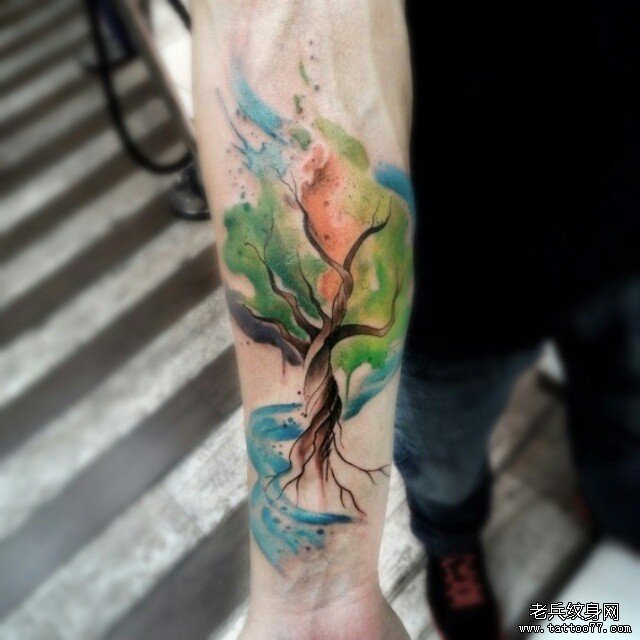 小臂彩色泼墨树纹身图案