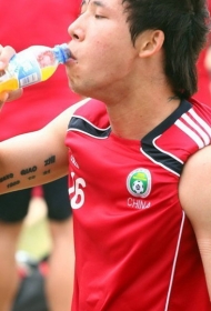 张琳芃左臂英文字母纹身图案