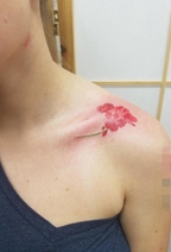 女生肩部彩绘渐变植物纹身素材文艺花朵纹身图片